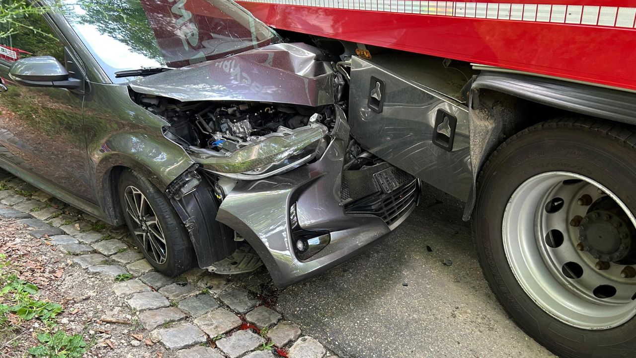 Auto onder vrachtwagen terechtgekomen bij ongeval Vijlen