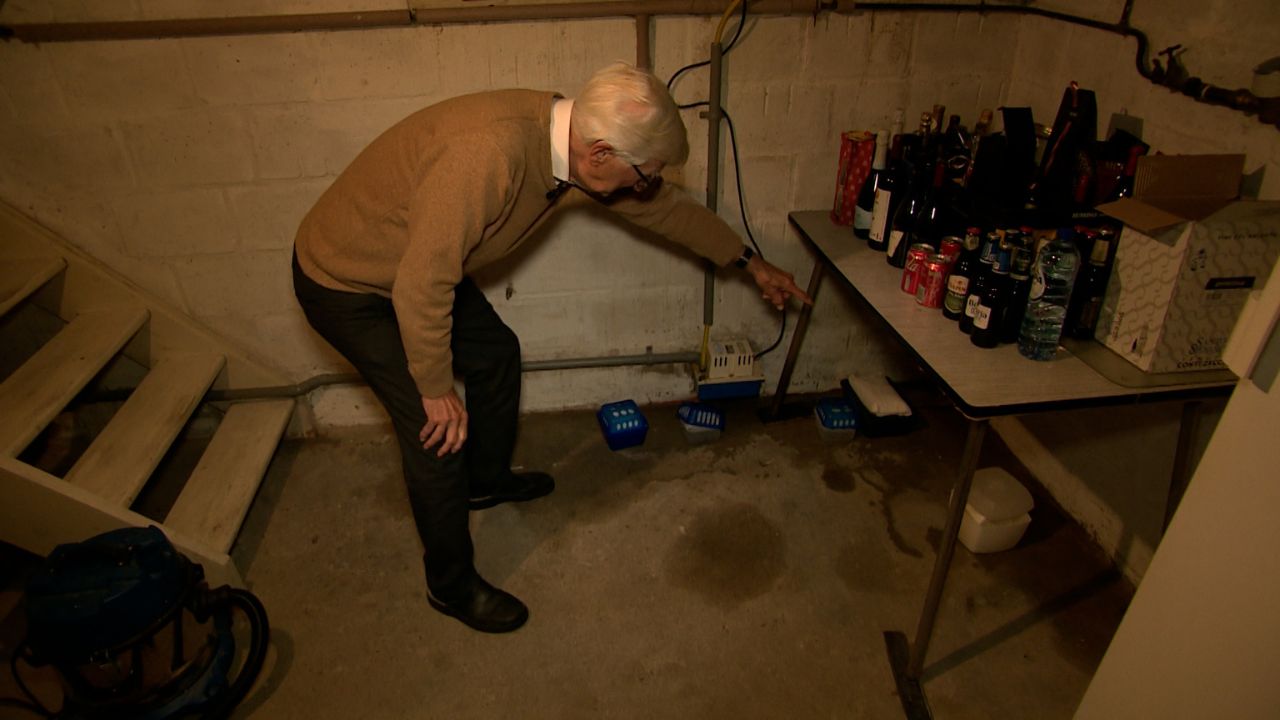 Inwoners worstelen met vocht en water in kelders, gemeente wil eerst praten: 'Niemand weet hoe dit p
