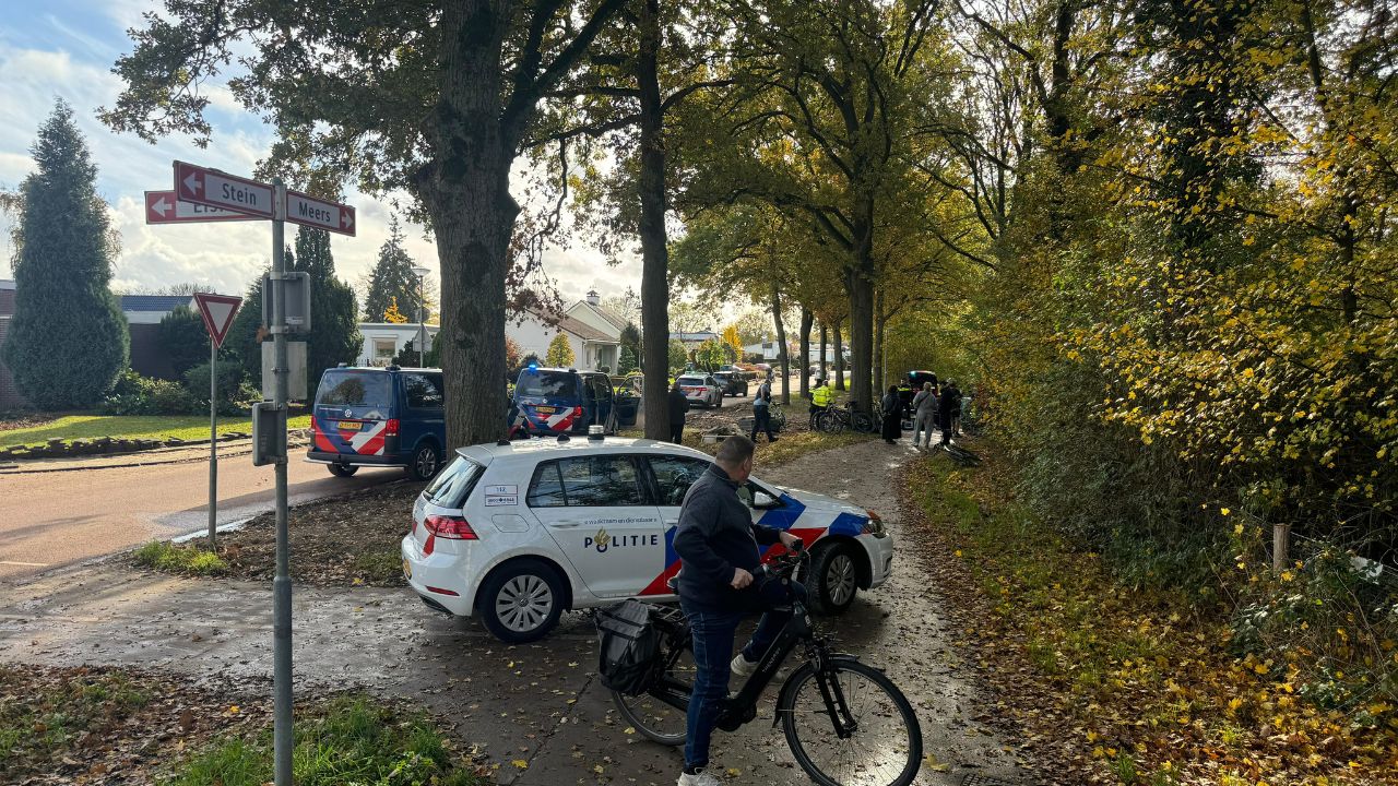Fietser met spoed naar ziekenhuis na botsting met andere fietser in Elsloo