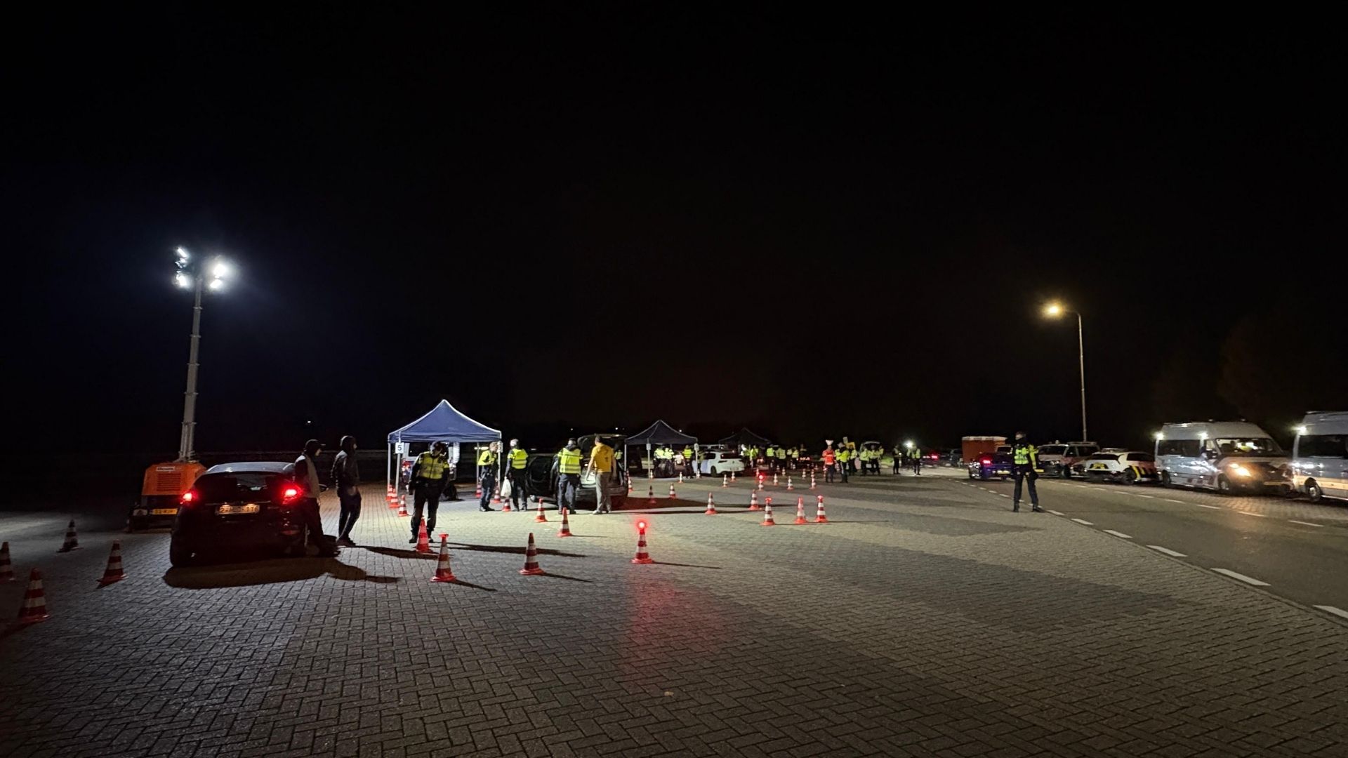 Grootschalige politiecontrole in Eijsden: honderden auto’s van de A2 gehaald en gecontroleerd