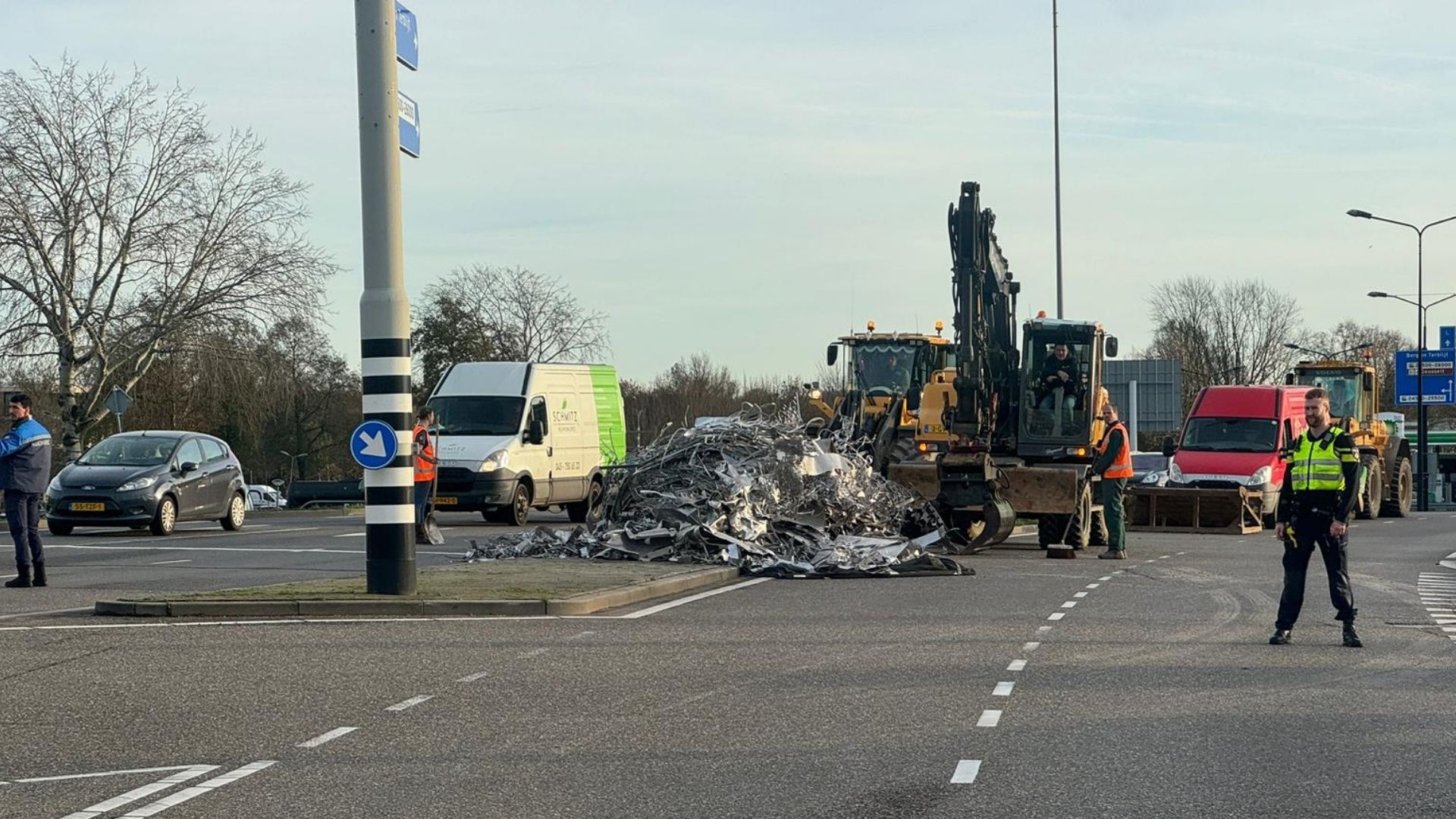 Vrachtwagen verliest lading bij afrit A2 Maastricht-Geusselt, weg deels afgesloten