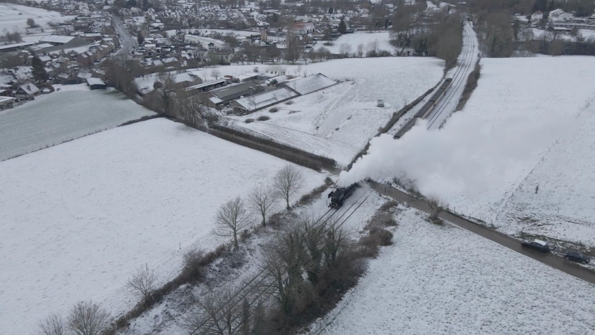 Heuvelland kleurt wit: zo ziet dat er vanuit de lucht uit
