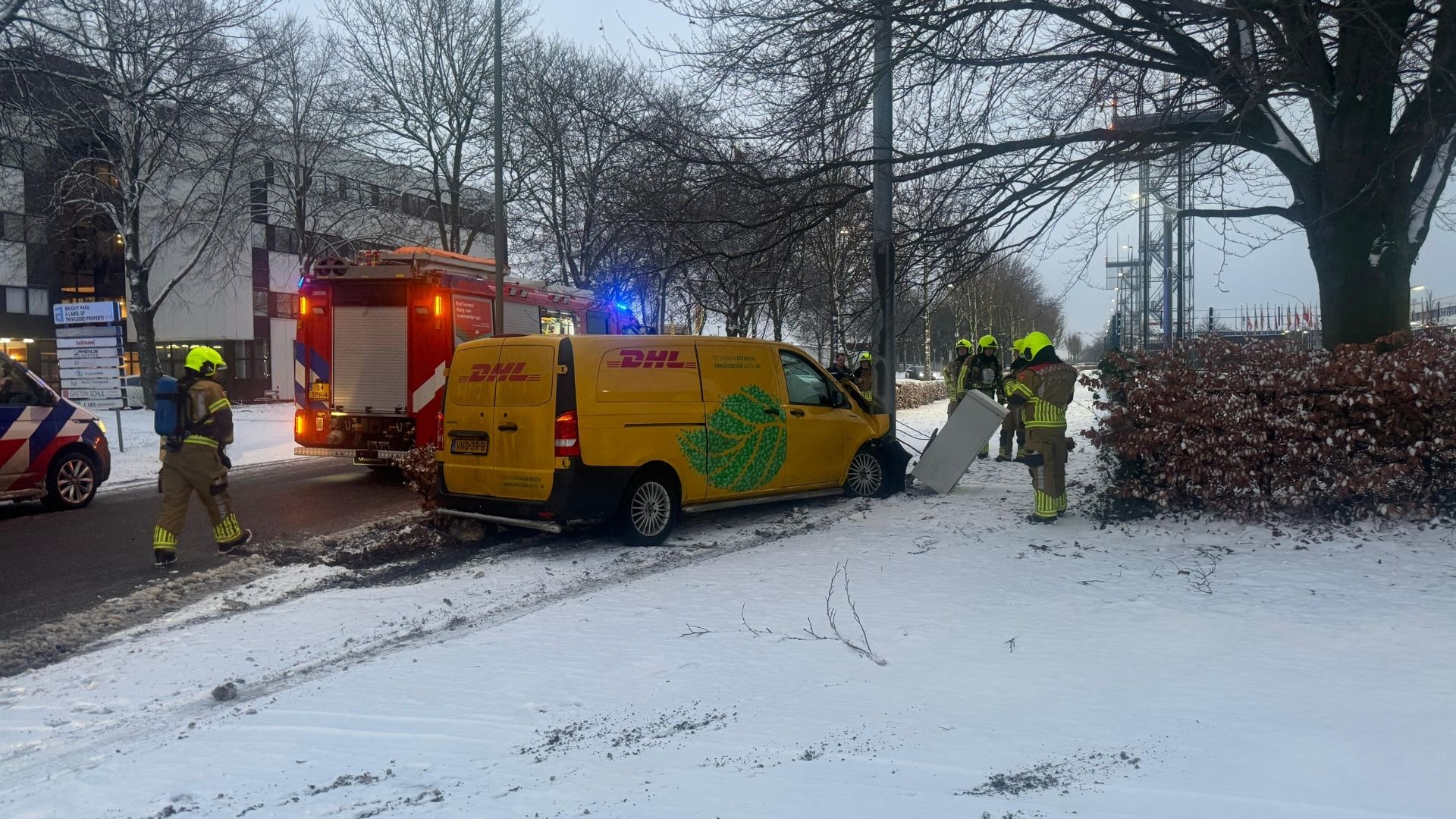 Bezorgbusje botst tegen luchtalarmpaal bij Maastricht Airport