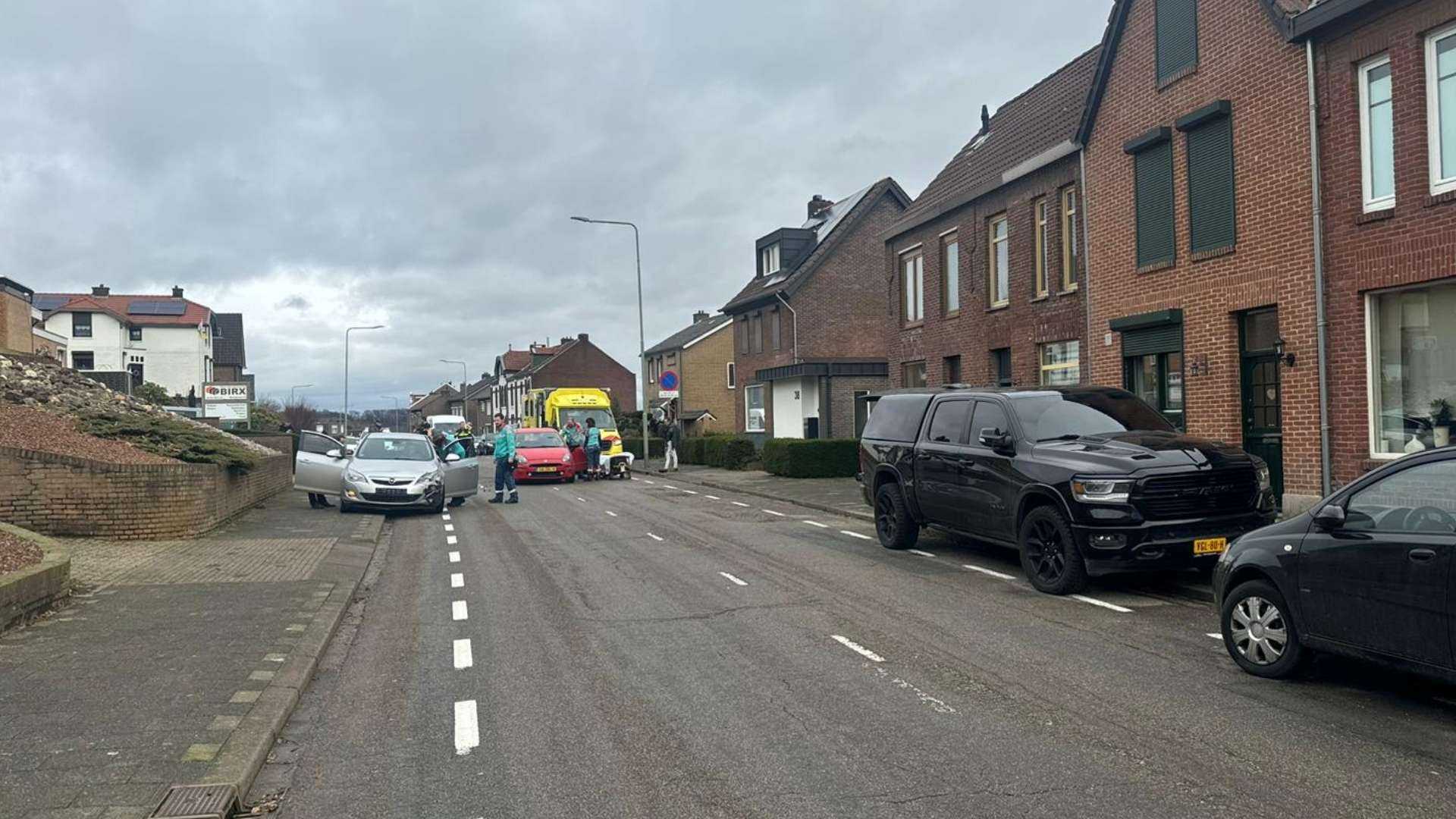 Politie houdt man vast aan lantaarnpaal na incident Spaubeek