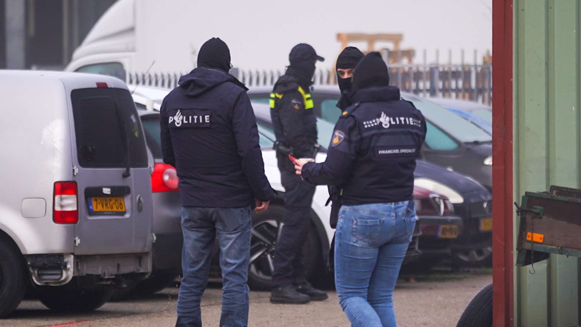 Vader en zoon aangehouden in groot politieonderzoek naar overtredingen Opiumwet en Wet Wapens en Mun