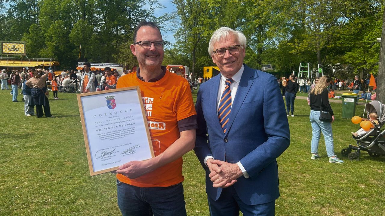 Wouter van den Berg krijgt Speld van Verdienste tijdens Parkfestival