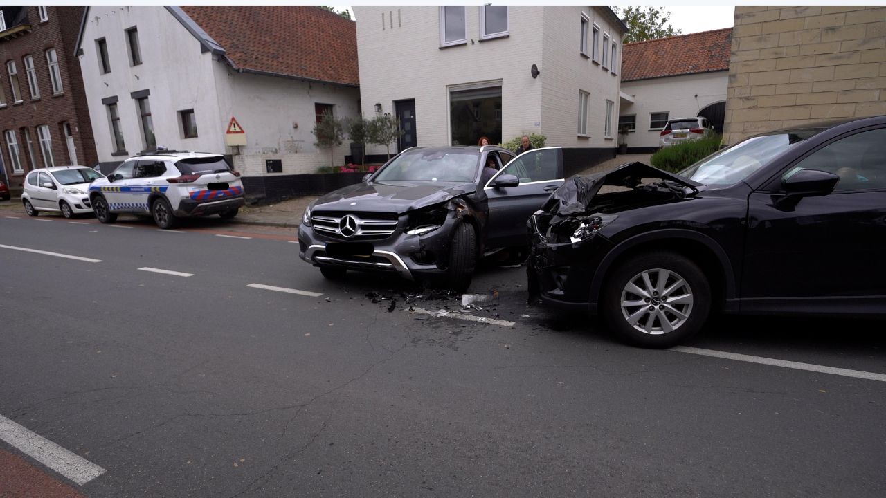 Bestuurder lichtgewond bij botsing tussen twee auto’s in Oud-Valkenburg