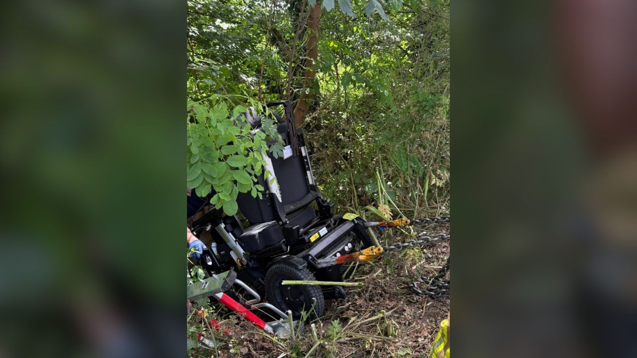 Man in rolstoel belandt van talud bij brug in Urmond