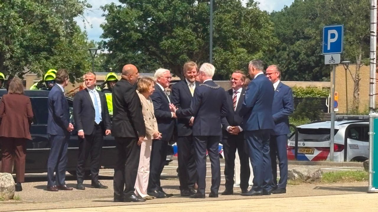 Koning Willem-Alexander en Duitse bondspresident Steinmeier aangekomen bij Vista College Sittard