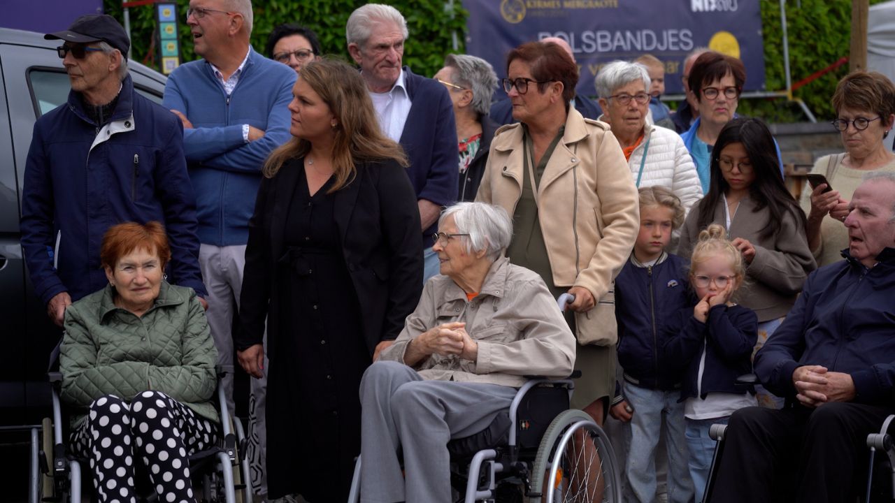 Bewoners zorgcentrum genieten van middag op de kermis in Margraten