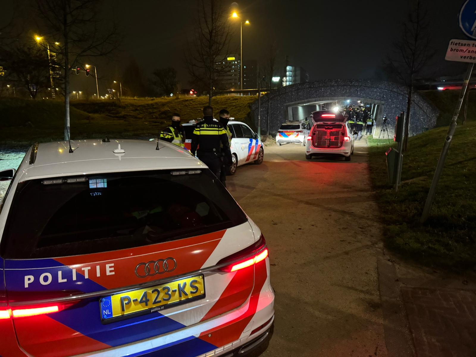 Voetbalsupporters opgehouden door de politie in Maastricht