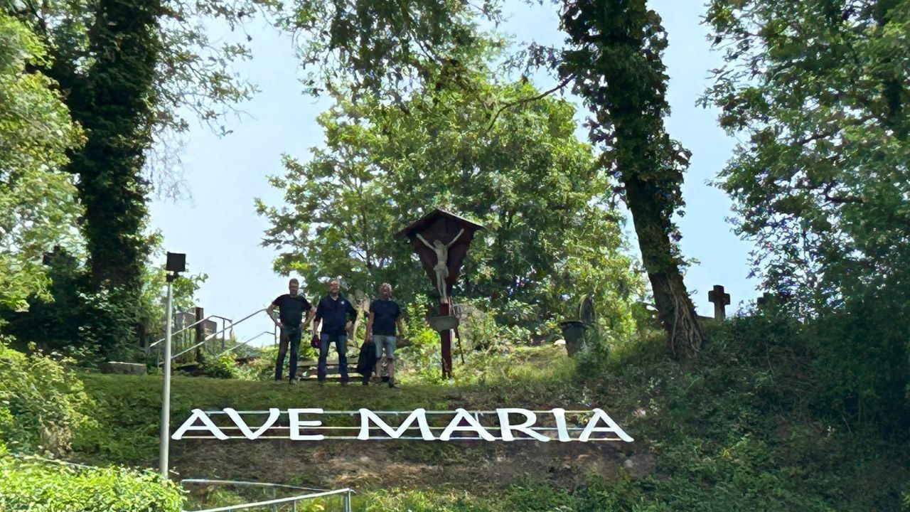Nieuwe Ave Maria-letters geplaatst bij Mariagrot aan de Loorberg